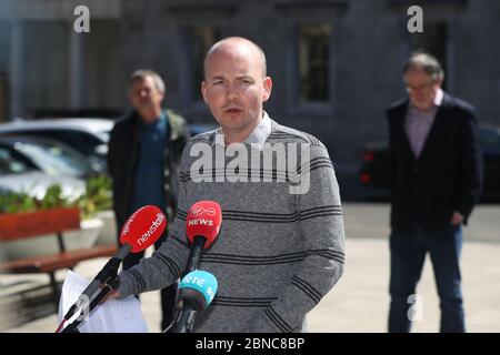 (Von links nach rechts) TDS Richard Boyd Barrett von People Before Profit, Paul Murphy von Rise und Mick Barry von der Socialist Party, die vor Leinster House, Dublin sprechen. Stockfoto