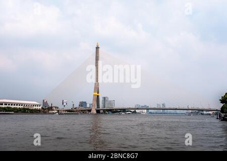 Bangkok / Thailand - 28. Januar 2020: Name dieser Brücke ' King Rama VIII Brücke ' die Brücke ist Stadt Symbol von Bangkok Stockfoto