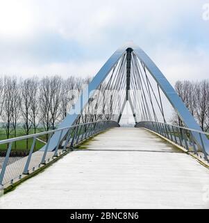 Linie-Brücke, Fußgänger- und Fahrradbrücke über den Amsterdam-Rijn-Kanal bei Nigtevegt Stockfoto