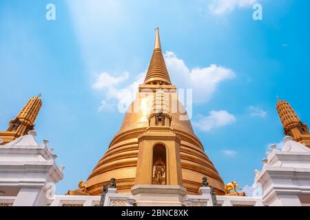 Name dieses Tempels Wat Bowonniwet Vihara Tempel der Tempel ist berühmt für seine großen goldenen Chedi oder Kuppel Stockfoto