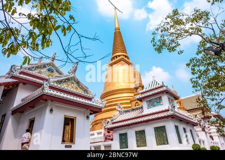 Name dieses Tempels Wat Bowonniwet Vihara Tempel der Tempel ist berühmt für seine großen goldenen Chedi oder Kuppel Stockfoto