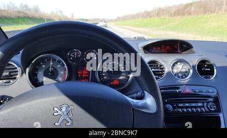 Bordeaux , Aquitaine / Frankreich - 05 05 2020 : 308 Peugeot rcz Coupé Innenraum Armaturenbrett Lenkrad schwarz Stockfoto