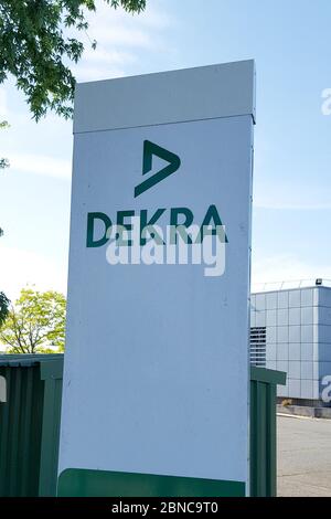 Bordeaux , Aquitaine / Frankreich - 05 10 2020 : DEKRA Logo Schild Fahrzeuginspektion Autowerkstatt Stockfoto