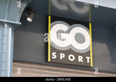 Bordeaux , Aquitaine / Frankreich - 05 12 2020 : Go Sport Logo Store sportlich Firmenschild Shop sign Stockfoto