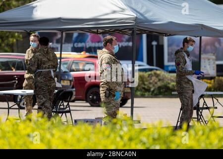 Sittingbourne, Kent, Großbritannien. Mai 2020. Britische Truppen führen COVID-19-Tests in einem Coronavirus Drive-Through-Testzentrum durch, da die britische Regierung dafür kritisiert wird, dass sie ihre täglichen Testziele nicht erreicht hat. Kredit: Ricci Fothergill/Alamy Live News Stockfoto