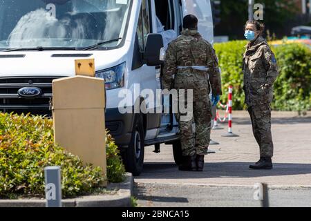 Sittingbourne, Kent, Großbritannien. Mai 2020. Britische Truppen führen COVID-19-Tests in einem Coronavirus Drive-Through-Testzentrum durch, da die britische Regierung dafür kritisiert wird, dass sie ihre täglichen Testziele nicht erreicht hat. Kredit: Ricci Fothergill/Alamy Live News Stockfoto