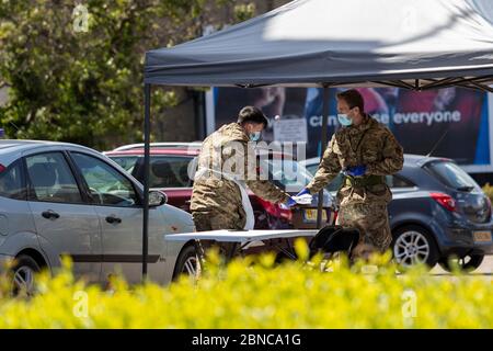 Sittingbourne, Kent, Großbritannien. Mai 2020. Britische Truppen führen COVID-19-Tests in einem Coronavirus Drive-Through-Testzentrum durch, da die britische Regierung dafür kritisiert wird, dass sie ihre täglichen Testziele nicht erreicht hat. Kredit: Ricci Fothergill/Alamy Live News Stockfoto