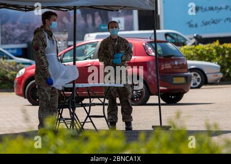 Sittingbourne, Kent, Großbritannien. Mai 2020. Britische Truppen führen COVID-19-Tests in einem Coronavirus Drive-Through-Testzentrum durch, da die britische Regierung dafür kritisiert wird, dass sie ihre täglichen Testziele nicht erreicht hat. Kredit: Ricci Fothergill/Alamy Live News Stockfoto