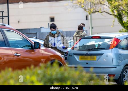 Sittingbourne, Kent, Großbritannien. Mai 2020. Britische Truppen führen COVID-19-Tests in einem Coronavirus Drive-Through-Testzentrum durch, da die britische Regierung dafür kritisiert wird, dass sie ihre täglichen Testziele nicht erreicht hat. Kredit: Ricci Fothergill/Alamy Live News Stockfoto