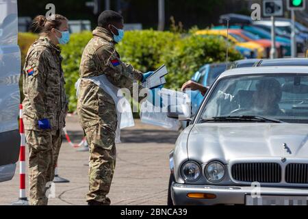 Sittingbourne, Kent, Großbritannien. Mai 2020. Britische Truppen führen COVID-19-Tests in einem Coronavirus Drive-Through-Testzentrum durch, da die britische Regierung dafür kritisiert wird, dass sie ihre täglichen Testziele nicht erreicht hat. Kredit: Ricci Fothergill/Alamy Live News Stockfoto