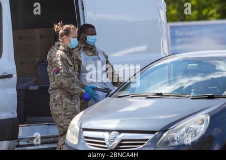 Sittingbourne, Kent, Großbritannien. Mai 2020. Britische Truppen führen COVID-19-Tests in einem Coronavirus Drive-Through-Testzentrum durch, da die britische Regierung dafür kritisiert wird, dass sie ihre täglichen Testziele nicht erreicht hat. Kredit: Ricci Fothergill/Alamy Live News Stockfoto