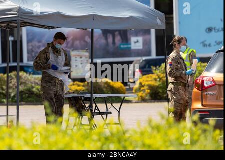 Sittingbourne, Kent, Großbritannien. Mai 2020. Britische Truppen führen COVID-19-Tests in einem Coronavirus Drive-Through-Testzentrum durch, da die britische Regierung dafür kritisiert wird, dass sie ihre täglichen Testziele nicht erreicht hat. Kredit: Ricci Fothergill/Alamy Live News Stockfoto