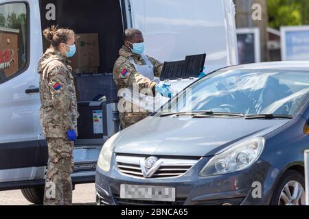 Sittingbourne, Kent, Großbritannien. Mai 2020. Britische Truppen führen COVID-19-Tests in einem Coronavirus Drive-Through-Testzentrum durch, da die britische Regierung dafür kritisiert wird, dass sie ihre täglichen Testziele nicht erreicht hat. Kredit: Ricci Fothergill/Alamy Live News Stockfoto