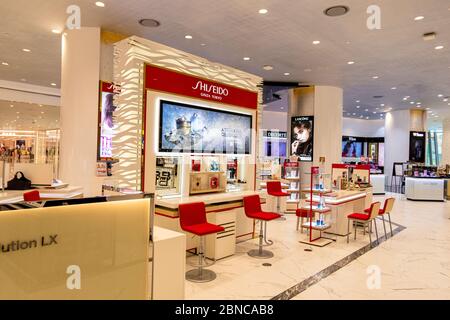 Shiseido Kosmetiktheke mit Premium Dekoration im Iconsiam Kaufhaus. Bangkok, Thailand - Dezember 12,2019 Stockfoto