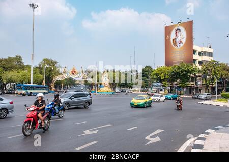 Bangkok / Thailand - 21. Januar 2020: Bangkok Verkehr und Bild des Königs von Thailand Stockfoto