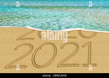 Frohes neues Jahr 2021 und verlassen Jahr 2020 Konzept Text am Strand Stockfoto