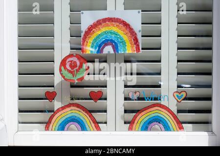 West Norwood, Großbritannien. Mai 2020. Handgezeichnete Bilder von bunten Regenbögen, Herzen und einer Blume im Fenster eines Hauses in West Norwood während der Coronavirus-Sperre in South London, England. (Foto von Sam Mellish / Alamy Live News) Stockfoto