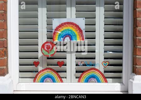 West Norwood, Großbritannien. Mai 2020. Handgezeichnete Bilder von bunten Regenbögen, Herzen und einer Blume im Fenster eines Hauses in West Norwood während der Coronavirus-Sperre in South London, England. (Foto von Sam Mellish / Alamy Live News) Stockfoto