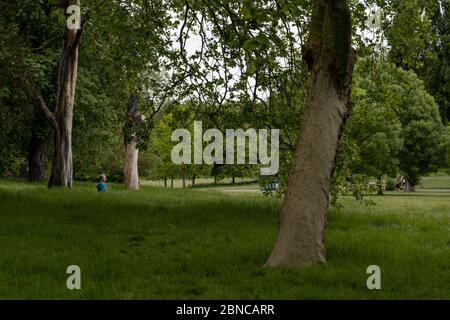 Brockwell Park, Großbritannien. Mai 2020. Eine Frau, die in einer Yoga-Position sitzt, während sie soziale Distanz beobachtet, im Brockwell Park in South London, England. (Foto von Sam Mellish / Alamy Live News) Stockfoto