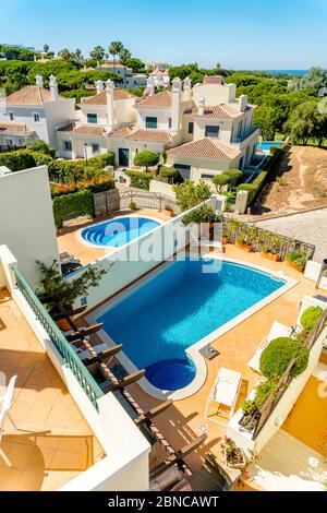 Luxushäuser mit Swimmingpools neben dem Golfplatz in Quinta do Lago, Algarve, Portugal Stockfoto