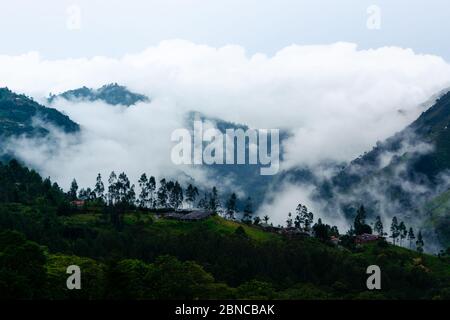 Neblige Berg im Frühling Morgen vor der Stadt Medellin Kolumbien ein Stockfoto