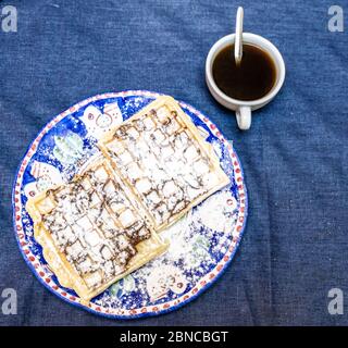 Teller mit leckeren frisch gebackenen hausgemachten Waffeln Stockfoto