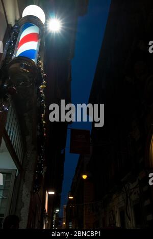 Barbier's Pole im dunklen Hintergrund Stockfoto