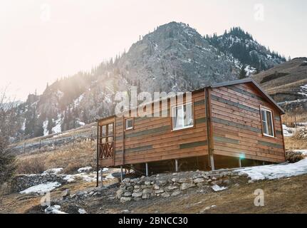 Modernes Holzhaus im Bergresort bei Sonnenuntergang Stockfoto