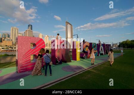 Brisbane, QLD, Australien - 29. Februar 2020 : Touristen vor dem Brisbane Schild Denkmal mit der schönen Skyline der Stadt im Hintergrund. Der Stockfoto