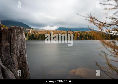 Atemberaubende Aussicht auf das schöne Štrbské Pleso in der Slowakei Ein kalter, wolkiger Tag Stockfoto