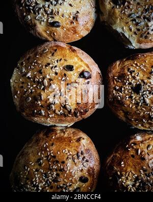 Hausgemachte Seedded Brötchen auf dunklem Hintergrund Stockfoto