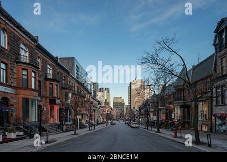 Normalerweise ist es am Samstagabend sehr voll, die Crescent Street ist während der Haft völlig leer Stockfoto