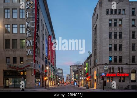 Geschlossene Cinema Bank Scotia und Ste Catherine W Straße fast ohne Fußgänger an einem Samstagabend während der Haft Stockfoto