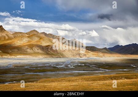 Die schöne Landschaft des Flusses im Tal von Kel Suu See in der naryn Region, Kirgisistan Stockfoto