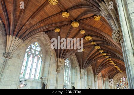 Hölzerne Ventilatorgewölben und goldbemalte Dachbosse in der Selby Abbey in North Yorkshire, England Stockfoto