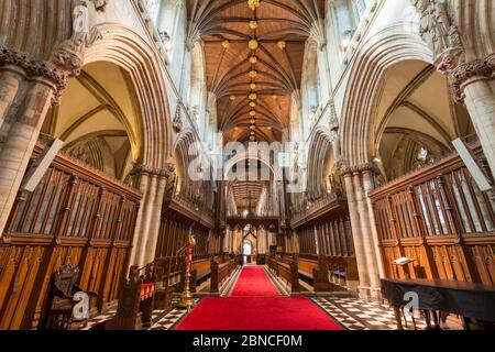 Innenansicht des Chors und des Kirchenschiffs der Selby Abbey, heute Pfarrkirche für die Stadt Selby, North Yorkshire, England Stockfoto