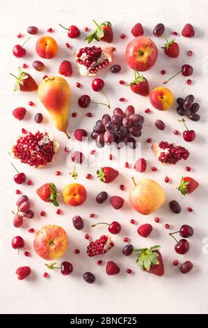 Tapete abstrakte Zusammensetzung von Früchten. Rotes Essensmuster. Gesundes Essen Konzept, Draufsicht. Stockfoto