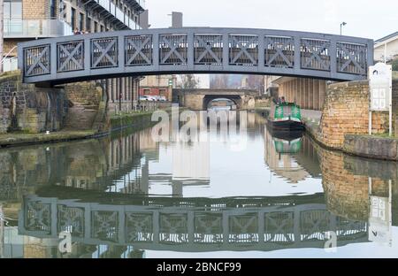 Die Calder und Hebble Navigation in Brighouse, West Yorkshire, überbrückt den Kanal Stockfoto