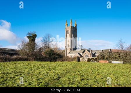 Die Kirche von St Pancras, Widecombe-in-the-Moor, ist bekannt als die "Kathedrale des Moors". Dartmoor National Park, Devon, England, Großbritannien. Stockfoto