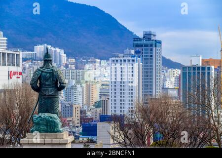 Busan,Südkorea 1/18/2020 Busan Yongdusan Park Statue von Yi Sun-Sin Stockfoto