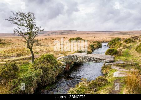 Die Brücke über den Walla Brook auf Scorhill Down, Dartmoor National Park, Devon, England, Großbritannien. Stockfoto