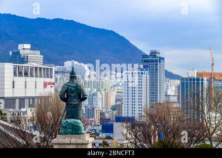 Busan,Südkorea 1/18/2020 Busan Yongdusan Park Statue von Yi Sun-Sin Stockfoto