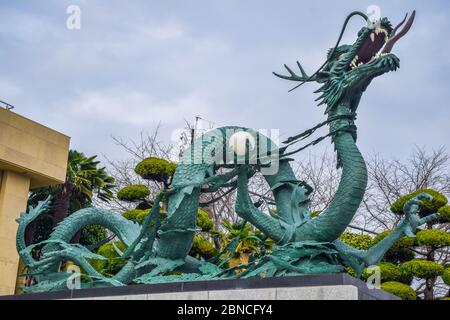 Busan,Südkorea 1/18/2020 Busan Yongdusan Park EIN Drache in der Nähe des Parkeintritts Stockfoto