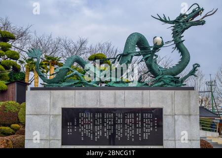 Busan,Südkorea 1/18/2020 Busan Yongdusan Park EIN Drache in der Nähe des Parkeintritts Stockfoto