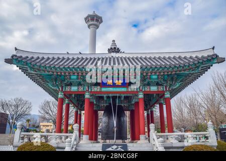 Busan,Südkorea 1/18/2020 Busan Yongdusan Park EIN Pavillon im Park Stockfoto