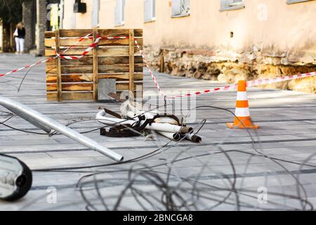Austausch von Straßenbeleuchtung Laternen. Neue Lichter zur Beleuchtung der Straßen der Stadt vor der Installation. Stockfoto