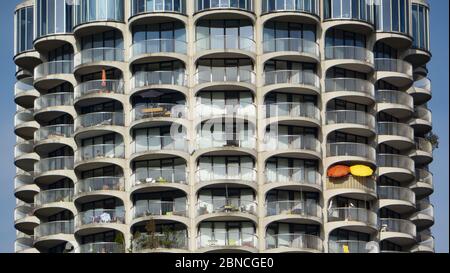 Zwei bunte Sonnenschirme auf dem Balkon eines Hochhauses, Augsburg, Schwaben, Bayern, Deutschland, Europa Stockfoto