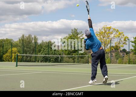 Brockwell Park, Großbritannien. Mai 2020. Die Leute, die im Brockwell Park Tennis spielen, folgen dem Rat der Regierung, dass die Sperrregeln für eine kleine Anzahl von Sportarten gelockert wurden. Tennis, zusammen mit Golf und Basketball, wurden als eine Sportart, die sicher gespielt werden kann, während zwei Meter auseinander gehalten werden zitiert. Brockwell Park ist ein 50.8 Hektar großer Park südlich von Brixton, in Herne Hill und Tulse Hill im Süden Londons. (Foto von Sam Mellish / Alamy Live News) Stockfoto