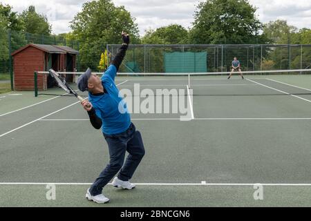 Brockwell Park, Großbritannien. Mai 2020. Die Leute, die im Brockwell Park Tennis spielen, folgen dem Rat der Regierung, dass die Sperrregeln für eine kleine Anzahl von Sportarten gelockert wurden. Tennis, zusammen mit Golf und Basketball, wurden als eine Sportart, die sicher gespielt werden kann, während zwei Meter auseinander gehalten werden zitiert. Brockwell Park ist ein 50.8 Hektar großer Park südlich von Brixton, in Herne Hill und Tulse Hill im Süden Londons. (Foto von Sam Mellish / Alamy Live News) Stockfoto