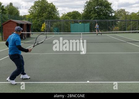 Brockwell Park, Großbritannien. Mai 2020. Die Leute, die im Brockwell Park Tennis spielen, folgen dem Rat der Regierung, dass die Sperrregeln für eine kleine Anzahl von Sportarten gelockert wurden. Tennis, zusammen mit Golf und Basketball, wurden als eine Sportart, die sicher gespielt werden kann, während zwei Meter auseinander gehalten werden zitiert. Brockwell Park ist ein 50.8 Hektar großer Park südlich von Brixton, in Herne Hill und Tulse Hill im Süden Londons. (Foto von Sam Mellish / Alamy Live News) Stockfoto